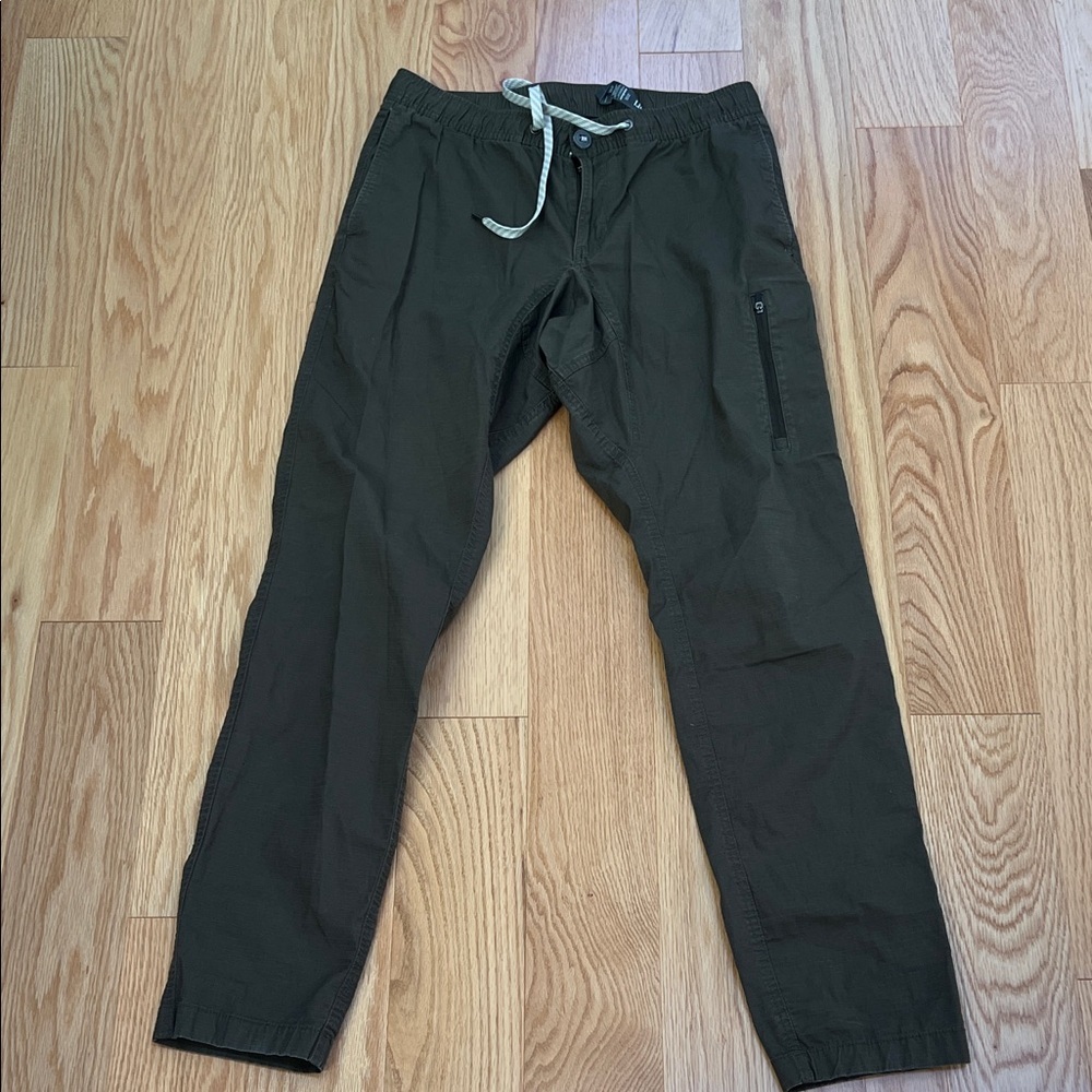 Vuori Men's medium Olive Ripstop climber Pants.